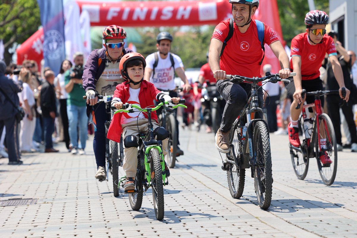 GSB_Istanbul's tweet photo. 🇹🇷 Pedallar bu kez sadece ilerlemek için değil, hatırlamak için döndü. 🚴 

19 Mayıs’ın izinde, Ata’ya saygımızı yollara yazdık! 

#TürkiyeninGücüGençliği https://t.co/gjsUYzeJKY