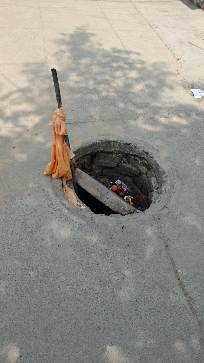 ShyamKumarSW's tweet photo. 292 #Saibabanagar division suraram తెలుగు తల్లి నగర్ లో మజ్జిద్  ఇలాహి  పోయే దారిలో మెయిన్ హోల్ పగిలిపోయి రెండు నెలలు అయి���ది ఎవరికి చెప్పినా పట్టించుకుంటలేరు నిన్న రాత్రి ఒక చిన్న పాప పడిపోయింది కాళ్లకు దెబ్బలు తగిలాయి దయచేసి సమస్య పరిష్కరించండి @CMC_Offcl @HMWSSBOnline https://t.co/hipW0m4XUn