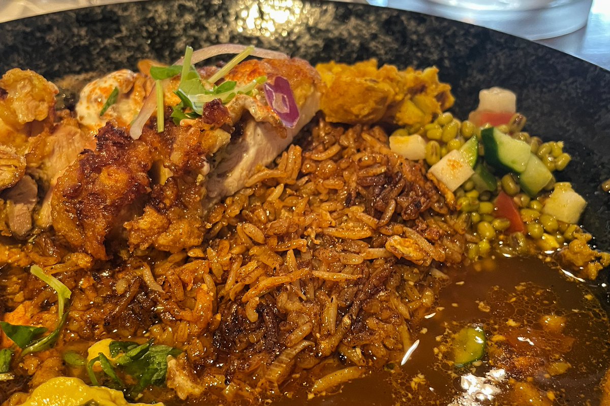 chahanista's tweet photo. 住所 : 大阪市西区
屋号 : あきらカレー
品名 : 大鶏排ヨーグルトソースがけスパイス炒飯と麻婆カレー

当然だけどビリヤニとは全く違う、
それがスパイス炒飯。
食べれば分かる。 https://t.co/k4WK283xyS