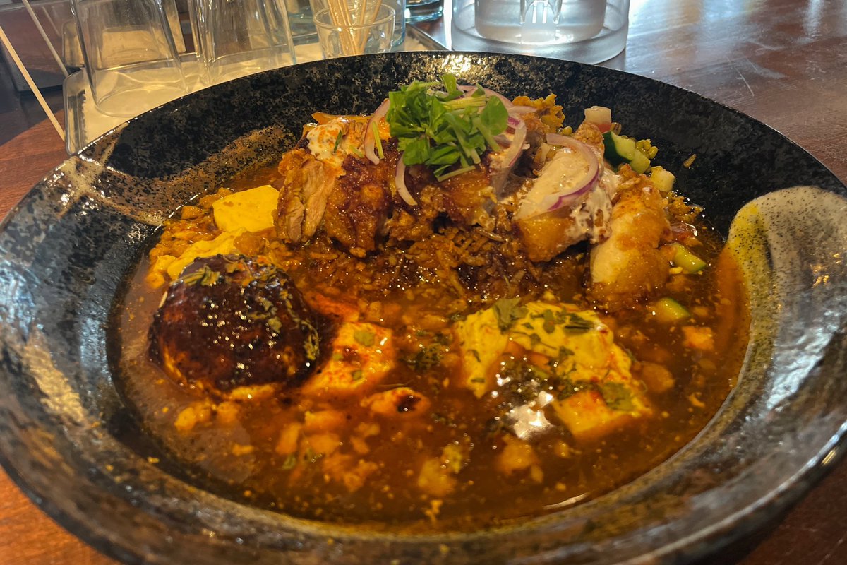 chahanista's tweet photo. 住所 : 大阪市西区
屋号 : あきらカレー
品名 : 大鶏排ヨーグルトソースがけスパイス炒飯と麻婆カレー

当然だけどビリヤニとは全く違う、
それがスパイス炒飯。
食べれば分かる。 https://t.co/k4WK283xyS
