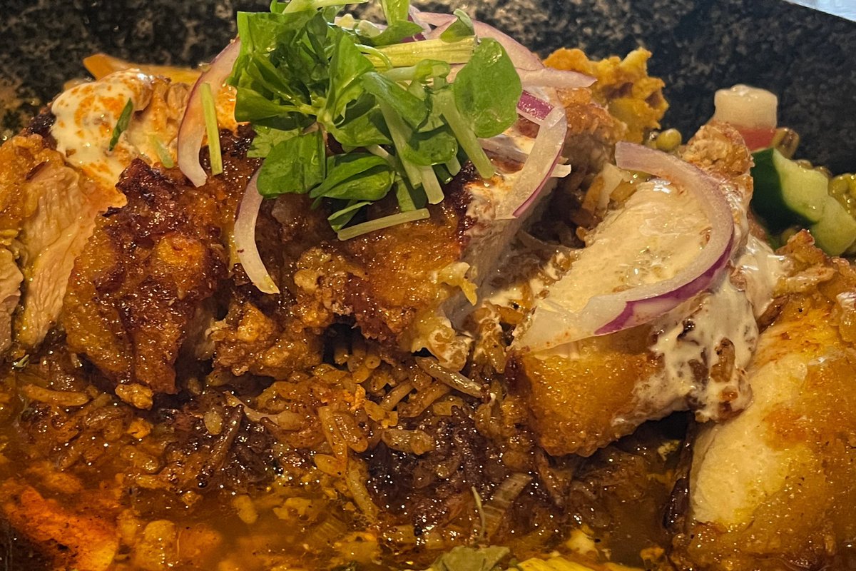 chahanista's tweet photo. 住所 : 大阪市西区
屋号 : あきらカレー
品名 : 大鶏排ヨーグルトソースがけスパイス炒飯と麻婆カレー

当然だけどビリヤニとは全く違う、
それがスパイス炒飯。
食べれば分かる。 https://t.co/k4WK283xyS