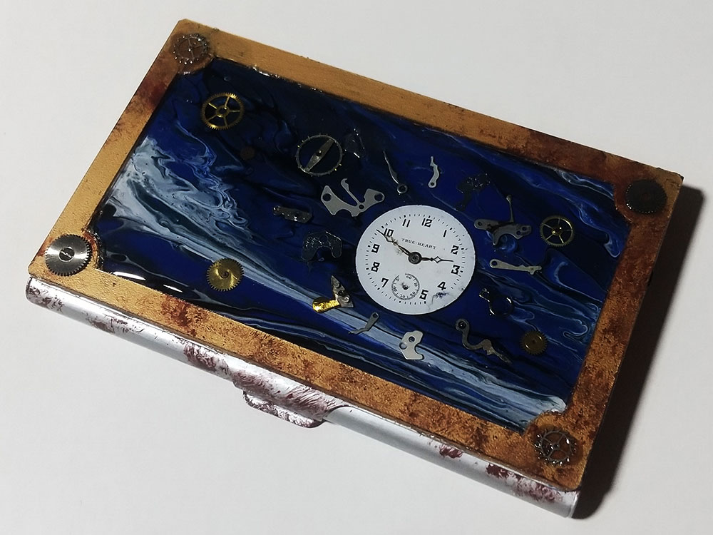 tinypoool's tweet photo. 【新作】名刺ケース
フルイドアート【Fluid art】
(古井戸アートではありません)に
挑戦しました
初めてなら上出来でしょう
#fluidart #pouringart 
#名刺入れ #カードケース
#ビジネスカードケース
#cardcase #businesscardcase
#treasureoffantasia #トレファン
#フルイドアート #ポーリングアート https://t.co/eqw5qzmyNE