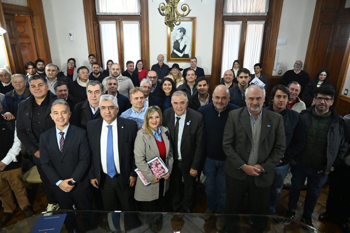 OsvaldoJaldo's tweet photo. 𝗖𝗮𝘀𝗮 𝗱𝗲 𝗚𝗼𝗯𝗶𝗲𝗿𝗻𝗼 | Cada nueva producción que nace en Tucumán representa más oportunidades, más trabajo y más desarrollo para nuestra gente. Hoy celebramos la firma de un convenio junto al @CFI_Argentina y el @IDEPTucuman para impulsar líneas de financiamiento destinadas a productores tucumanos que apuestan al cultivo de café en nuestra provincia.

⬆️ Avanzamos en una política orientada a diversificar la matriz productiva tucumana, promoviendo inversiones y fortaleciendo las economías regionales con una mirada estratégica de crecimiento y desarrollo.

☕ El cultivo de café representa una alternativa con gran potencial para nuestra provincia, especialmente en las zonas pedemontanas, y trabajamos para brindar acompañamiento técnico y financiero que permita consolidar esta nueva actividad productiva con previsibilidad y sustentabilidad.

🤝🏼 En un contexto económico complejo, seguimos acompañando a quienes producen, invierten y generan empleo genuino, articulando herramientas concretas para fortalecer al sector privado tucumano.

👥 Participaron el ministro de Economía y Producción y presidente del IDEP, Daniel Abad; el representante de Tucumán ante el CFI, Pedro Sandilli; y el vicepresidente del IDEP, Juan Casañas.
