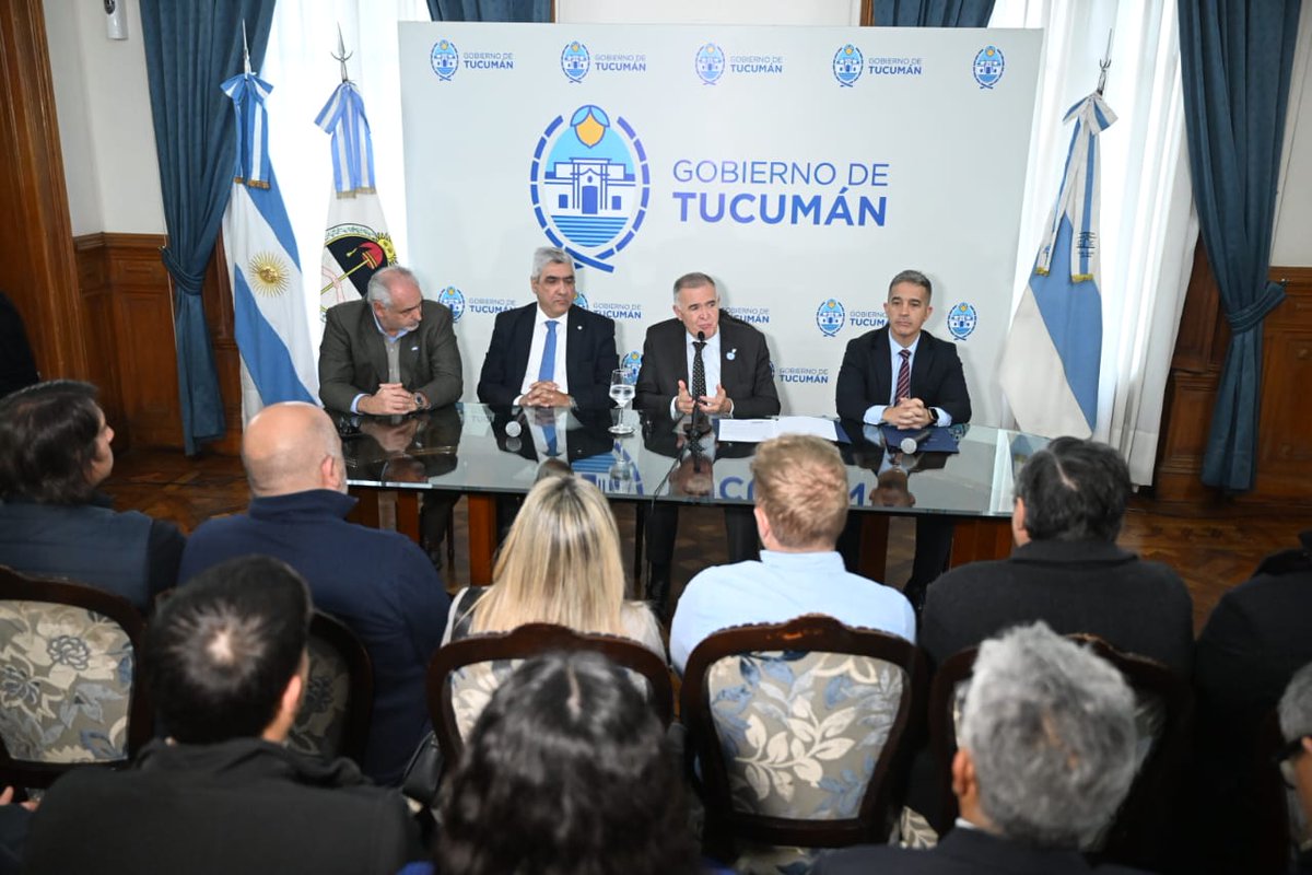 OsvaldoJaldo's tweet photo. 𝗖𝗮𝘀𝗮 𝗱𝗲 𝗚𝗼𝗯𝗶𝗲𝗿𝗻𝗼 | Cada nueva producción que nace en Tucumán representa más oportunidades, más trabajo y más desarrollo para nuestra gente. Hoy celebramos la firma de un convenio junto al @CFI_Argentina y el @IDEPTucuman para impulsar líneas de financiamiento destinadas a productores tucumanos que apuestan al cultivo de café en nuestra provincia.

⬆️ Avanzamos en una política orientada a diversificar la matriz productiva tucumana, promoviendo inversiones y fortaleciendo las economías regionales con una mirada estratégica de crecimiento y desarrollo.

☕ El cultivo de café representa una alternativa con gran potencial para nuestra provincia, especialmente en las zonas pedemontanas, y trabajamos para brindar acompañamiento técnico y financiero que permita consolidar esta nueva actividad productiva con previsibilidad y sustentabilidad.

🤝🏼 En un contexto económico complejo, seguimos acompañando a quienes producen, invierten y generan empleo genuino, articulando herramientas concretas para fortalecer al sector privado tucumano.

👥 Participaron el ministro de Economía y Producción y presidente del IDEP, Daniel Abad; el representante de Tucumán ante el CFI, Pedro Sandilli; y el vicepresidente del IDEP, Juan Casañas.