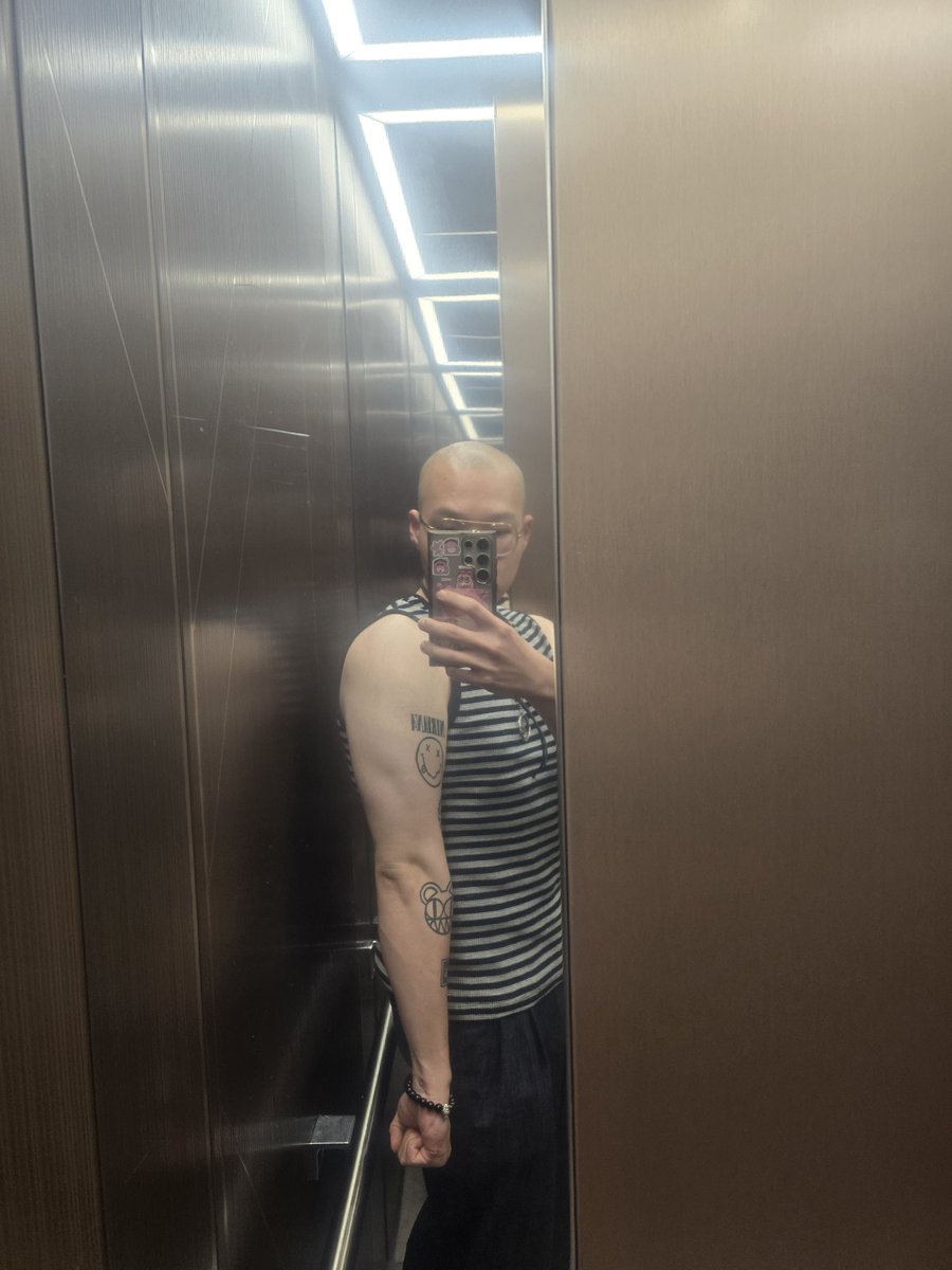 geon0716's tweet photo. 팔 쫌 커진듯 https://t.co/c7HMTrpL8u