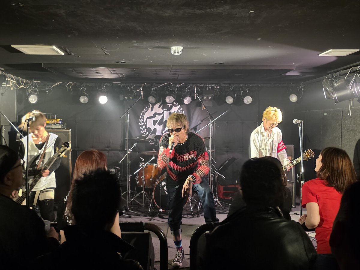 Trash_C_Rockers's tweet photo. 大変遅くなり申し訳ございませんでした。
9日の続きです🙇♂️
一発目は函館から久々のSS(SecondShout)!
行きたくても中々都合がつかなくて行けなかったんですが、ようやく観れました!!
相変わらず激熱で、会場をめちゃ暖めてくれました👍
カッコ良き!!!
・・・続く
#SS
#SecondShout https://t.co/KKocv16DUd