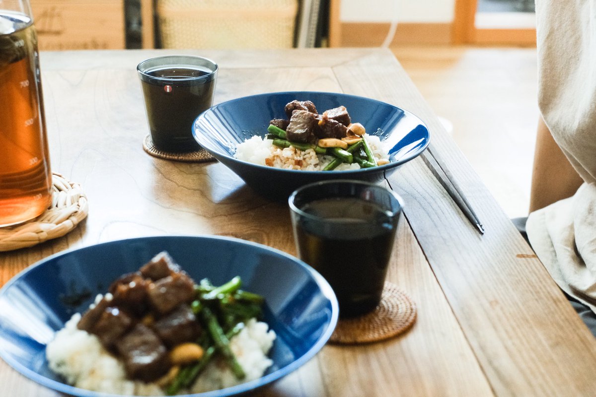maaa262626's tweet photo. サイコロステーキ丼。アスパラとマッシュルーム。甘辛醤油味。(加工肉だけれど生協という絶妙なバランス感。) https://t.co/KOuQOmJ6MF