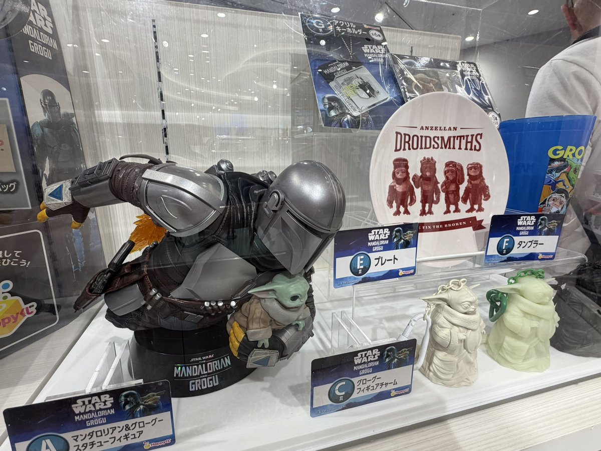 god3776's tweet photo. ディズニーストア新宿に、くじの実物置いてあった
デカい
#スターウォーズ https://t.co/SGvkTpCNBY