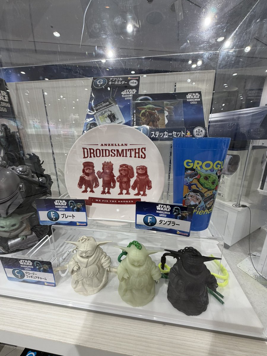 god3776's tweet photo. ディズニーストア新宿に、くじの実物置いてあった
デカい
#スターウォーズ https://t.co/SGvkTpCNBY