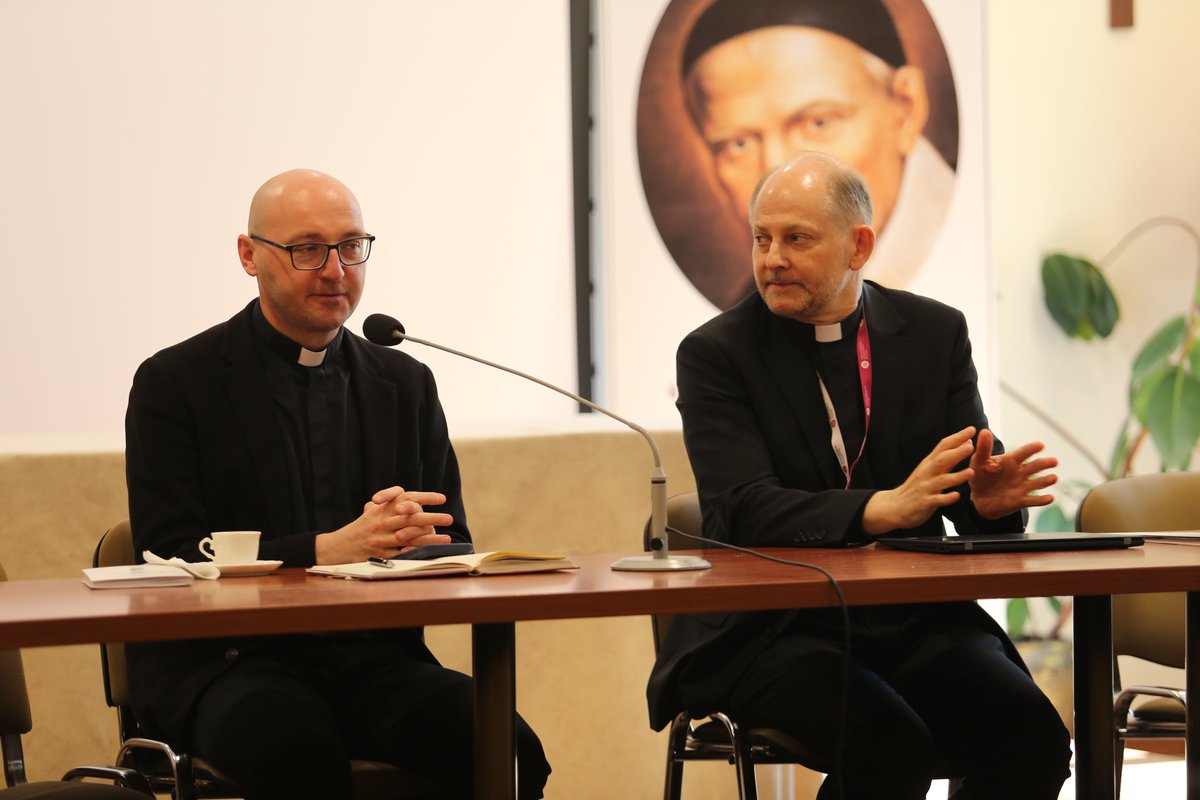EpiskopatNews's tweet photo. Gościem spotkania rzeczników zakonnych w Krzeszowicach był dzisiaj ks. Piotr Studnicki, rzecznik @ArchKrakowska, który przedstawił temat misji i roli rzecznika prasowego na przykładzie posługi w archidiecezji krakowskiej. https://t.co/rj7hQpTm5Y