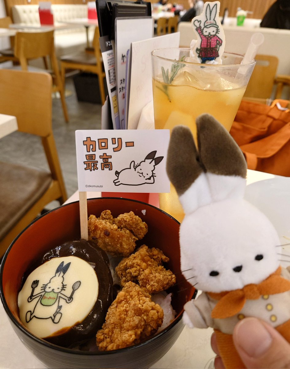 starnight_train's tweet photo. 行ってきました〜！！カロリー最高丼、ヘビーって聞いてたけどフツーに美味しくて無心で食べた笑。唐揚げサクサクでした！！

「ドコさん逆転裁判456やってくれないかな祈願」としてオドロキくんとのツーショット撮った後にセガくじ回したら全部ニセモノでひとりでわろた

#ドコムススイパラ https://t.co/ViAuodsyhG