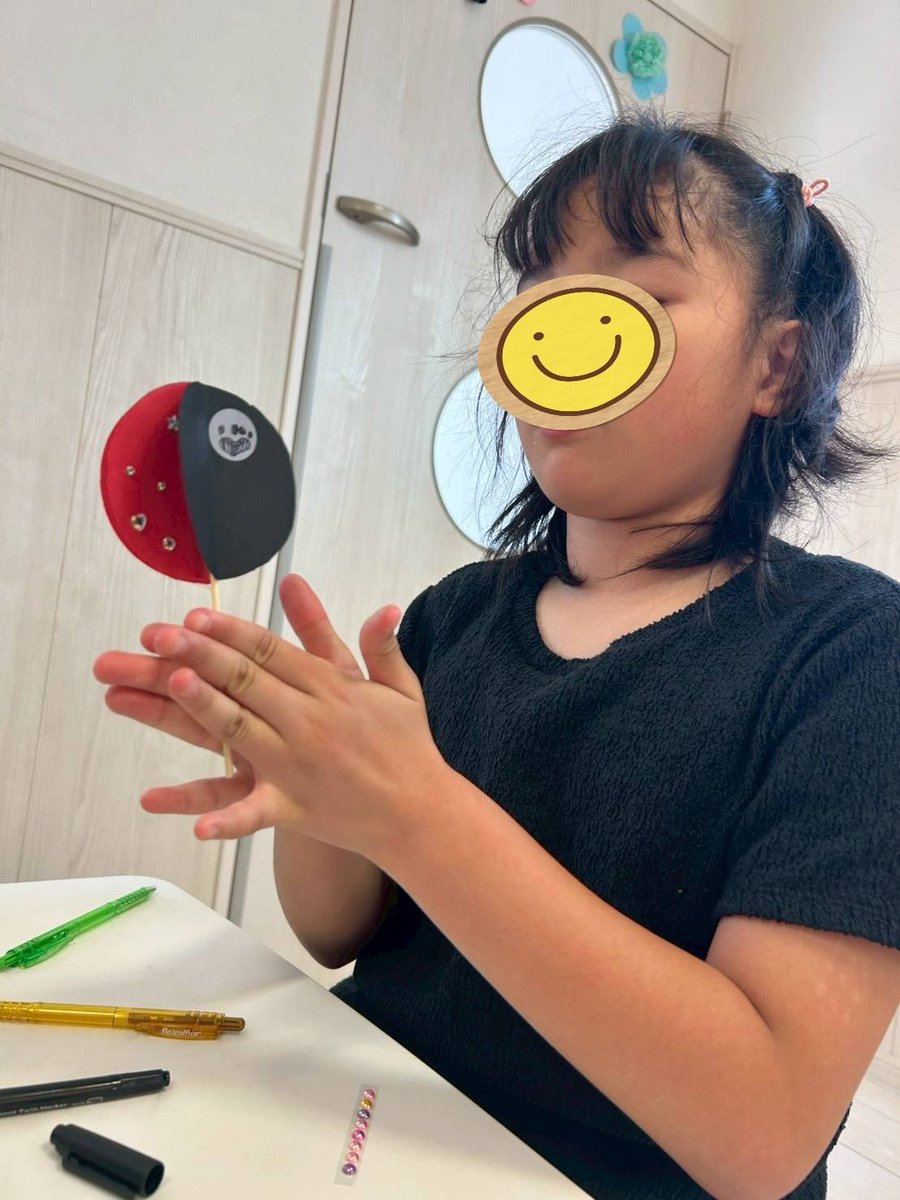 firstdream_12's tweet photo. 🍭一之江教室🍭 
2026.5.19(火)
『ふーふー風ぐるま🍭』
ふーふーしたら回る、オリジナルの丸い風ぐるまを作りました！
完成するとみんなふーふー😗🌬️
吹いて回すことで、息を長く吐く呼吸の訓練にもなりました✌️

▽ファーストシーンドリームの詳細はこちら！
https://t.co/oVm35wAsx5

#放デイ #工作 https://t.co/A9YtqAY0wT