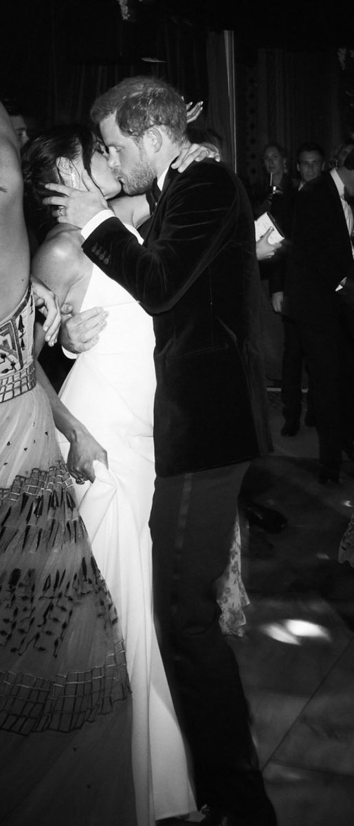 mona_lisa513's tweet photo. Wedding day kisses!! ❤️🩷🤍

Eight years and we all saw what they went through. Despite everything, they are still going stronger together! 

As the saying goes:
"True love stands the test of time, making it grow stronger and deeper."

#HarryAndMeghan8 
#8yearstogether https://t.co/a31ymJPUx3