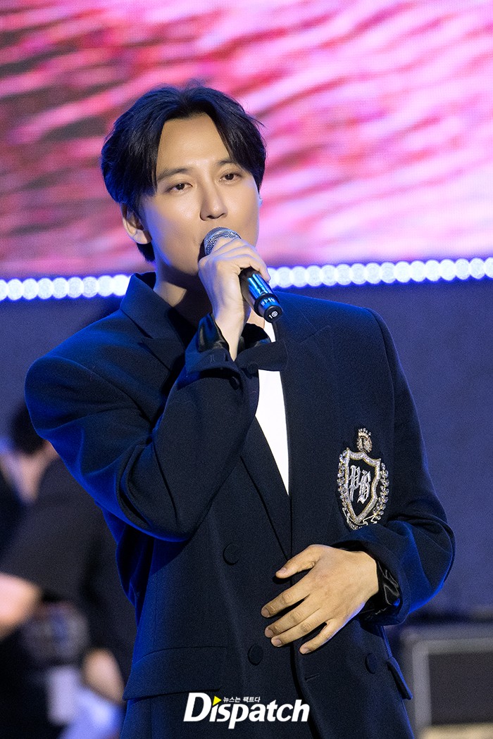 KNG_4ever's tweet photo. [On-Site Photos] "He Captivated Yonsei"… Kim Nam-gil, the Rookie Singer Taking Everyone by Storm 

🔗https://t.co/VP50TNkRgx

#KimNamGil #김남길 #キムナムギル 
#RunningToYou #우주최강가수 https://t.co/hu3MeG32EJ