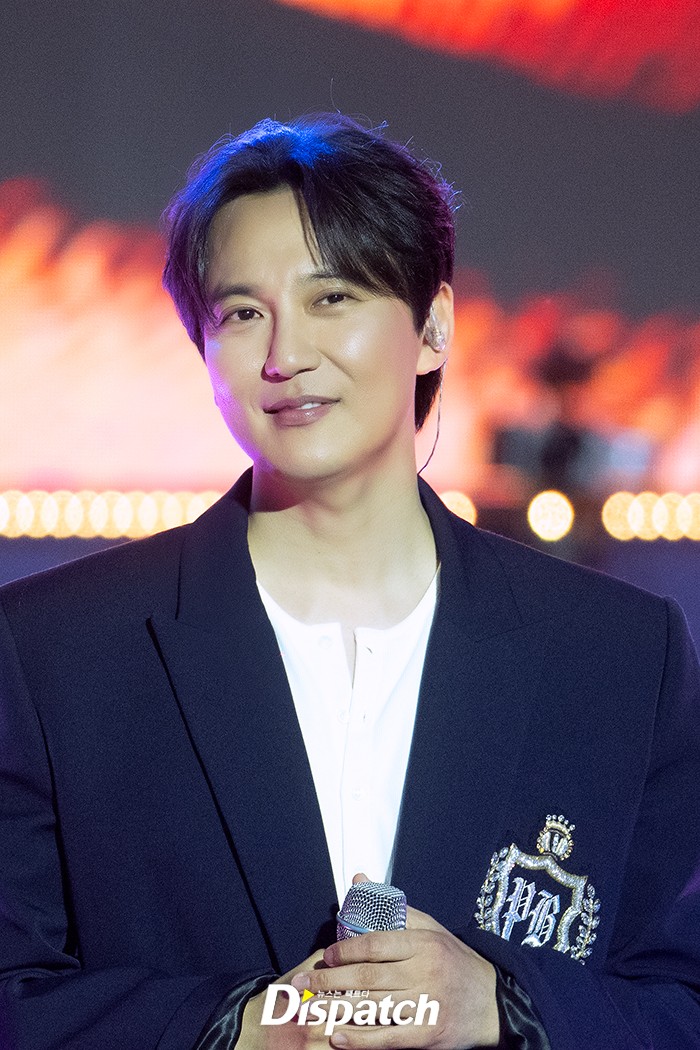 KNG_4ever's tweet photo. [On-Site Photos] "He Captivated Yonsei"… Kim Nam-gil, the Rookie Singer Taking Everyone by Storm 

🔗https://t.co/VP50TNkRgx

#KimNamGil #김남길 #キムナムギル 
#RunningToYou #우주최강가수 https://t.co/hu3MeG32EJ