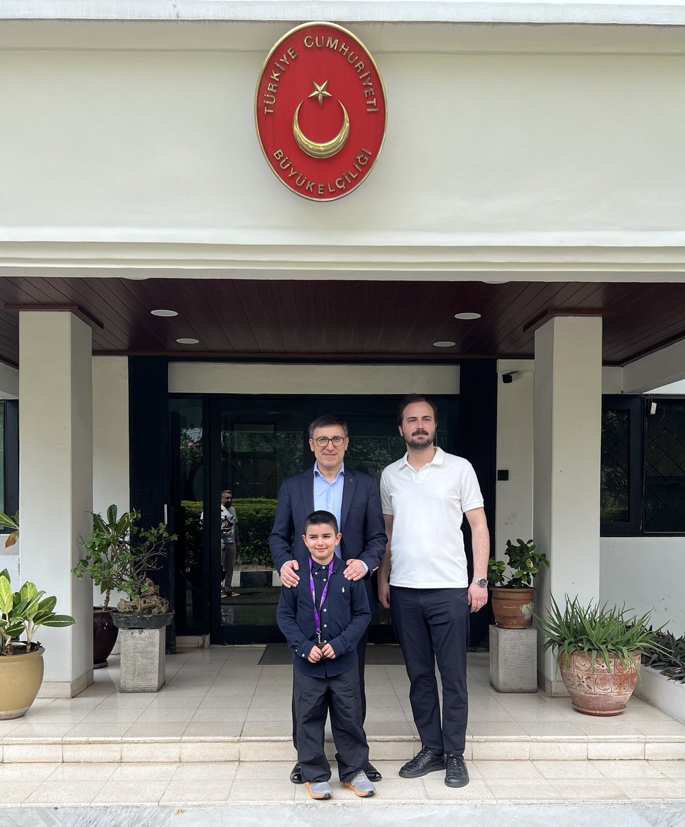 tkucukcan's tweet photo. Gelecekle ilgili iyimserliğimiz artıyor çocuklarımızı gördükçe. Afşin Agah Alp’in hayalleri ve hedefleri büyük. Bilimde başarılar elde etmek ve Cumhurbaşkanı olmak bunlar arasında. Cakarta’da katıldıkları yarışma sonrası diğer arkadaşlarıyla bizi de ziyaret ettiler. Maşallah. https://t.co/S4jD1WntdL