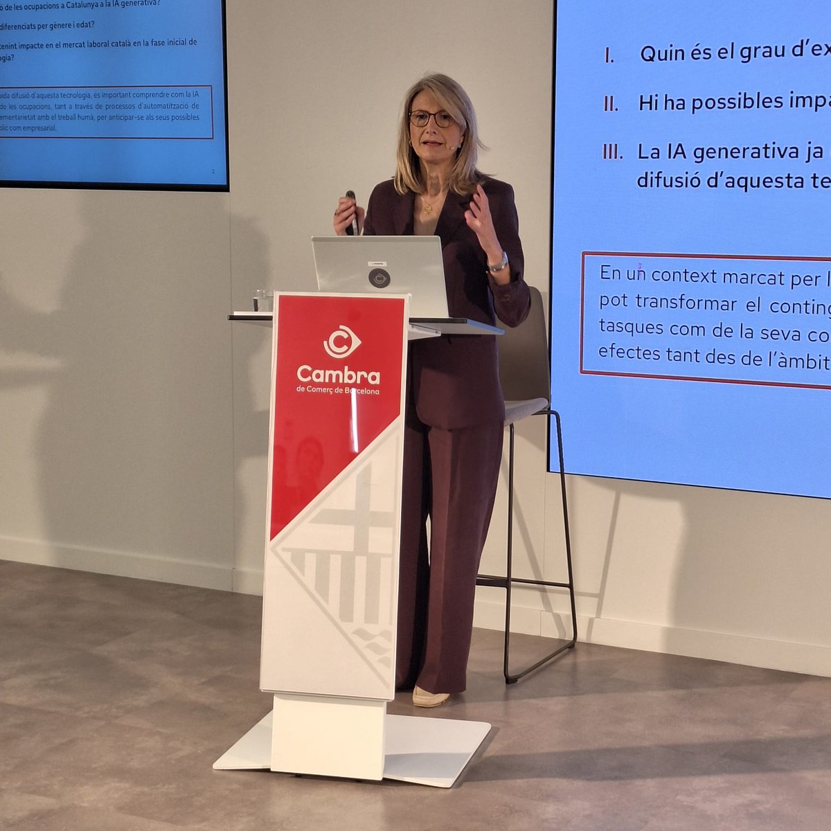 odeecambra's tweet photo. 🎙️@carmepoveda, directora de l'ODEE de la 
@CambraBCN: " La IA generativa, el dia d'avui, no augmenta l'atur, però transforma els llocs de treball", i "l'impacte no serà neutre des del punt de vista de gènere, les desigualtats poden incrementar-se perquè les activitats més exposades estan més feminitzades, al qual se li suma la bretxa digital de les dones."

Avui en la roda de premsa de presentació de l'estudi "Impacte de la IA generativa sobre el mercat laboral: una anàlisi amb perspectiva de gènere i edat" de l'ODEE de la @CambraBCN.

📈Pots consultar-lo👉https://t.co/iKiWZWyEGJ
#EstudisODEE #EstudisCambra