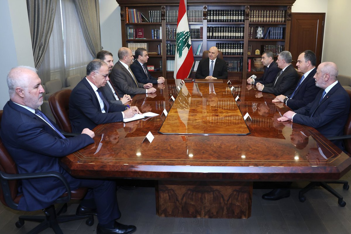LBpresidency's tweet photo. النائب سيزار أبي خليل بعد لقاء وفد من تكتل “لبنان القوي” رئيس الجمهورية:

* وضعنا رئيس الجمهورية في أجواء الاتصالات التي أجريناها مع مختلف الأطراف السياسية بشأن "مقترح حماية لبنان" الذي قدمناه، ولمسنا دعماً واضحاً منه للمساعي الحوارية.

* ناقشنا ملف المفاوضات، وأكدنا موقف “التيار الوطني الحر” المؤيد للمسار التفاوضي، مع بعض الملاحظات المرتبطة بالأهداف وآليات الإدارة، على أن الخيار الدبلوماسي يبقى المسار الوحيد المتاح لتثبيت وقف إطلاق النار وحماية اللبنانيين والأراضي اللبنانية.

* شددنا على رفض الحملات التي استهدفت فخامة الرئيس وموقع رئاسة الجمهورية وهيبتها، واعتبرنا أن المساس بالرئاسة خط أحمر لا يجوز القبول به.

* بحثنا في اقتراح قانون العفو العام المطروح أمام اللجان المشتركة، وكان هناك تطابق في الرأي مع فخامة الرئيس حول ضرورة معالجة أي مظلومية قد تطال الموقوفين أو السجناء عبر الأطر القانونية والقضائية، وليس من خلال إقرار عفو عام يكرّس ثقافة الإفلات من العقاب.

* أكدنا أن معالجة ��لتأخير في المحاكمات تكون عبر تسريع الإجراءات القضائية وتطوير القوانين عند الحاجة، بما يحفظ العدالة وحقوق أهالي الضحا��ا والشهداء ويمنع تكرار الجرائم.