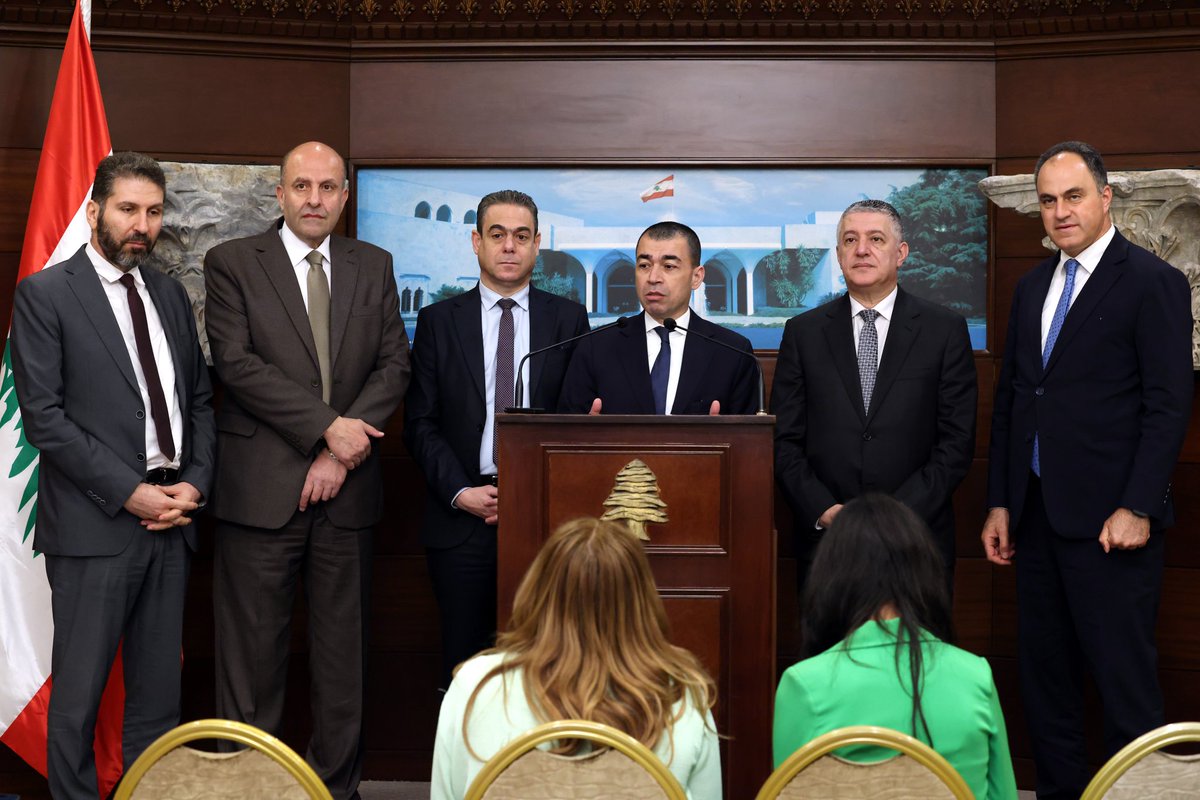 LBpresidency's tweet photo. النائب سيزار أبي خليل بعد لقاء وفد من تكتل “لبنان القوي” رئيس الجمهورية:

* وضعنا رئيس الجمهورية في أجواء الاتصالات التي أجريناها مع مختلف الأطراف السياسية بشأن "مقترح حماية لبنان" الذي قدمناه، ولمسنا دعماً واضحاً منه للمساعي الحوارية.

* ناقشنا ملف المفاوضات، وأكدنا موقف “التيار الوطني الحر” المؤيد للمسار التفاوضي، مع بعض الملاحظات المرتبطة بالأهداف وآليات الإدارة، على أن الخيار الدبلوماسي يبقى المسار الوحيد المتاح لتثبيت وقف إطلاق النار وحماية اللبنانيين والأراضي اللبنانية.

* شددنا على رفض الحملات التي استهدفت فخامة الرئيس وموقع رئاسة الجمهورية وهيبتها، واعتبرنا أن المساس بالرئاسة خط أحمر لا يجوز القبول به.

* بحثنا في اقتراح قانون العفو العام المطروح أمام اللجان المشتركة، وكان هناك تطابق في الرأي مع فخامة الرئيس حول ضرورة معالجة أي مظلومية قد تطال الموقوفين أو السجناء عبر الأطر القانونية والقضائية، وليس من خلال إقرار عفو عام يكرّس ثقافة الإفلات من العقاب.

* أكدنا أن معالجة ��لتأخير في المحاكمات تكون عبر تسريع الإجراءات القضائية وتطوير القوانين عند الحاجة، بما يحفظ العدالة وحقوق أهالي الضحا��ا والشهداء ويمنع تكرار الجرائم.