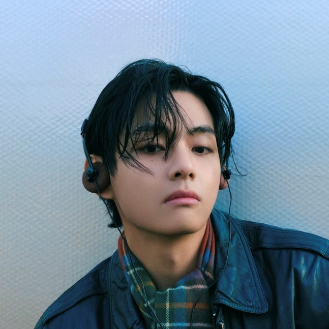 naver_taehyung's tweet photo. Taehyung makes history yet again as 'Christmas Tree' Surpasses 500 Million Streams on Spotify. It is the FIRST AND ONLY Korean OST to achieve this milestone.

This marks his fifth such milestone overall, achieved by receiving consistent love throughout the year despite being a winter season song. The song made history by becoming the first Korean drama OST to enter the U.S. Billboard "Hot 100" chart.

Released on December 24, 2021, "Christmas Tree" broke records and rewrote the history of K-pop. It achieved the remarkable feat of becoming the first Korean drama OST to enter the U.S. Billboard Main Song Chart, the "Hot 100," at number 79. It also topped the Billboard "Holiday Digital Song Sales" and "Digital Song Sales" charts, and reached number 55 on the "Holiday Hot 100."

Favorable reviews from prominent international media outlets also followed. U.S. media outlet Elite Daily included "Christmas Tree" in its "Playlist of 24 Christmas Season Songs Released Since the 2000s," while British media outlet Edinburgh Live named it the "most popular Christmas song on Spotify." Billboard staff also selected this song for their "Top 25 Christmas Songs of the 21st Century," praising its emotional lyrics and V's unrivaled vocal tone.

V is the only K-pop artist to have topped the Billboard "Holiday Digital Song Sales" chart with a total of three songs: "Christmas Tree," "White Christmas (with V of BTS)," and " Winter Ahead (with Park Hyo-shin) ." It is evident that even songs with a strong "seasonal song" character, which typically gain popularity repeatedly during specific periods, receive consistent love from listeners worldwide throughout the year when sung by him. V's enduring power truly shines.

Throughout his career, V has consistently delivered winter song gifts filled with his warm heart to his fans. V's signature deep and warm voice, which harmonizes perfectly with the sense of the season, stirs the emotions of music fans worldwide every year, solidifying his title as the representative 'Winter Boy' of the 21st century.

(Article: https://t.co/Zpf2VY0TDp)

CONGRATULATIONS TAEHYUNG