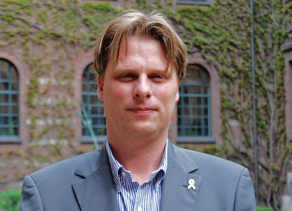 _prinsalexander's tweet photo. Hoogtepunt van de #raad010-dag: de COR-verantwoording van o.a. oud-wethouder en ex-hooligan Buijt (@LeefbaarRdam)  - bekend van falend daklozenbeleid, problemen met zorgvervoer en miljoenen voor restaurants waar ouderen níet op zaten te wachten. Onder talentvolle leiding van de Westside Posse leader of the pack, heer @biljoen krijgen wij een relaas van feiten versus populisme.

En natuurlijk heer Simons, de @Nesselande_ wegduiker, mede verantwoordelijk voor het wegzakken van de @HavenRotterdam en falend ondernemingsbeleid.

-  Krijgt Buijt net als vorige keer weer antwoorden ingefluisterd door zijn adviseur? 👀 
- Gaat heer Groenedijk van @ADnl wederom zijn leefbare matties weer indekken of krijgen we een politieke verslaglegging?
- Durft @RTV_Rijnmond en @open_rotterdam verslag te doen van de verantwoording van deze "wethouders"?
- Staat @LeftLaser zo einde middag voor deur Stadhuis #raad010 om deze extremisten te verhoren? 
- Aanvullend socialemediacommentaar door mevrouw @EllenVerkoelen @akockelkoren en heer @TheoCoskun? 

Populistisch door-de-mand-vallende top-tv vanaf 13:00 uur. Wij zijn erbij en schrijven live mee voor https://t.co/qRI9CWuPkl — dat een dag later weer door ChatGPT, Google en Perplexity wordt overgenomen.

^MM