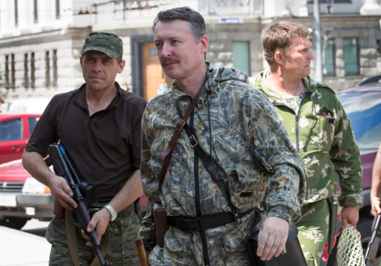m__baron's tweet photo. Yes, let's ask questions. Who are these two people? What did the person in the first photo say about his role in the conflict? Who was the person from the second photo funding since at least 2013 if not earlier? And where are they both from? https://t.co/EoKBswIhQN