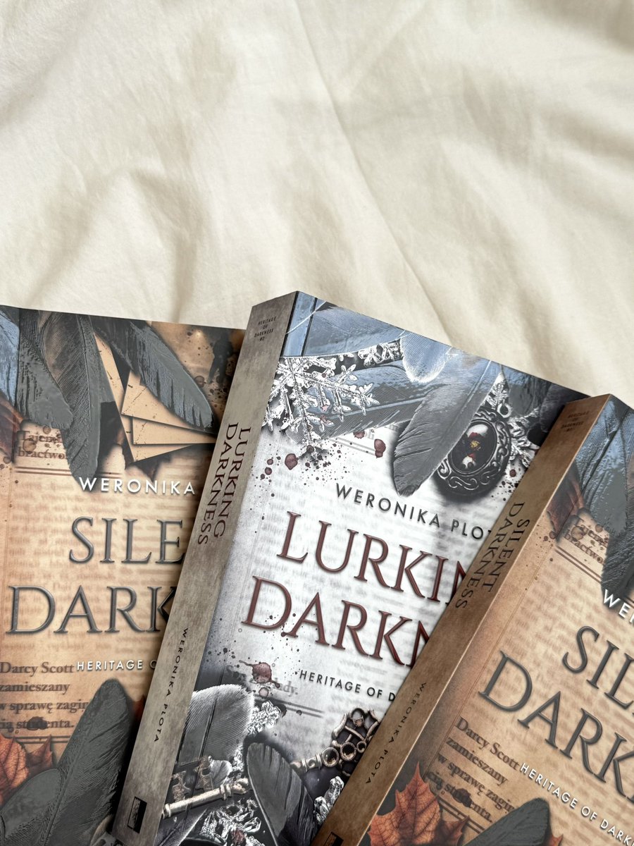 taja_readss's tweet photo. Hejka! Na drugiej aplikacji właśnie wpadła recenzja “𝐋𝐮𝐫𝐤𝐢𝐧𝐠 𝐃𝐚𝐫𝐤𝐧𝐞𝐬𝐬“ 🗝️🩶 https://t.co/ev2BMWjfIN
