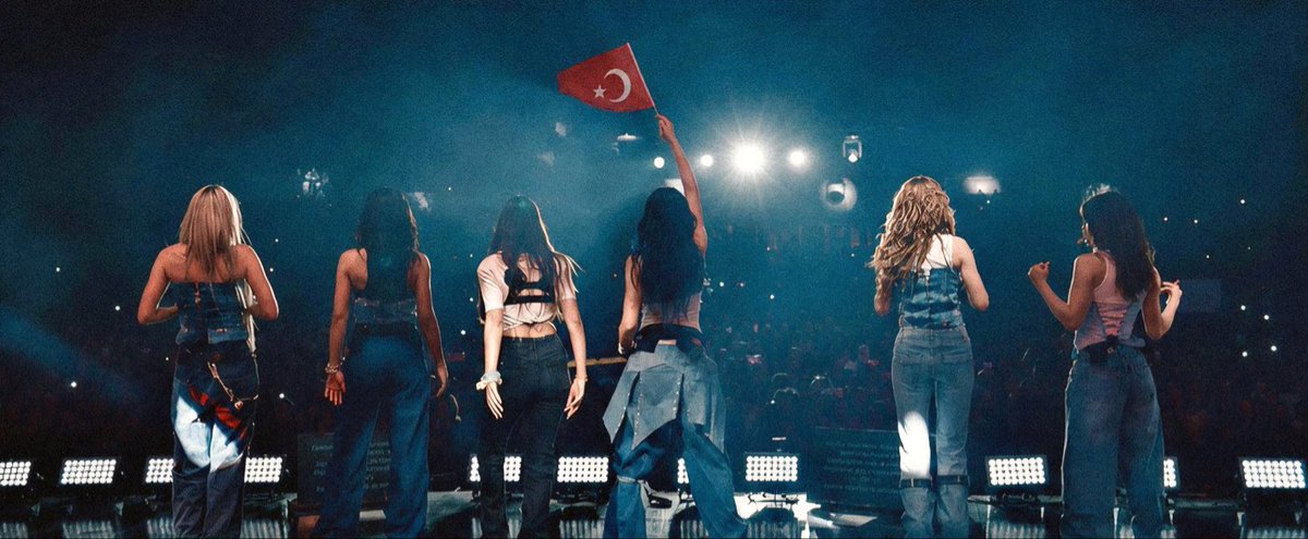 maniFAM city 🧡 tweet media