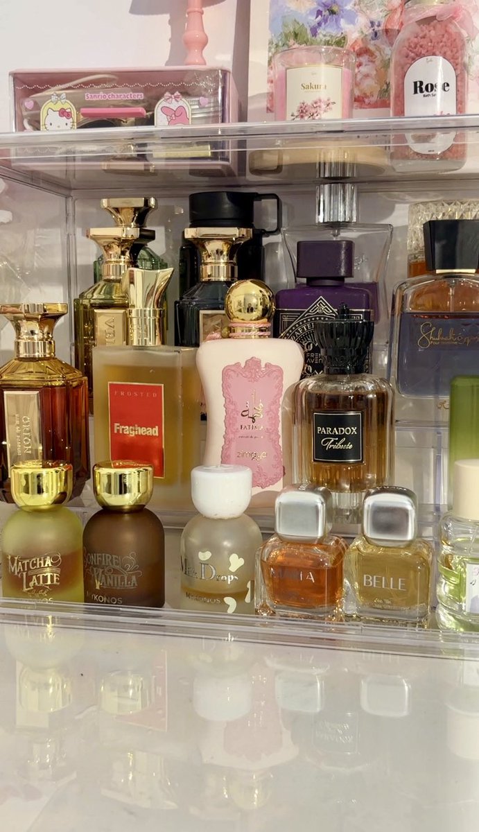 mmatxcha's tweet photo. "Kamu mah suka ngoleksi parfum, pasti enak ya tiap hari bisa gonta ganti" 
— SEPAKAT 🤝

Biar parfum ga berdebu dan selalu rapi, aku selalu taroh di rak akrilik ini! 😆🩷
⋆˚࿔ #mmatxchareview https://t.co/8iY8E0Eg5x