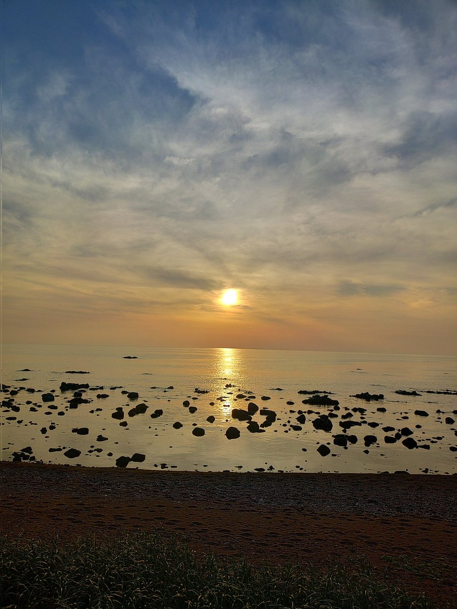 kanou10jp's tweet photo. あの日の約束
能登の夕日に出迎えられて

#夕日が海に沈む宿まひるのつき https://t.co/8Sduwz04bd