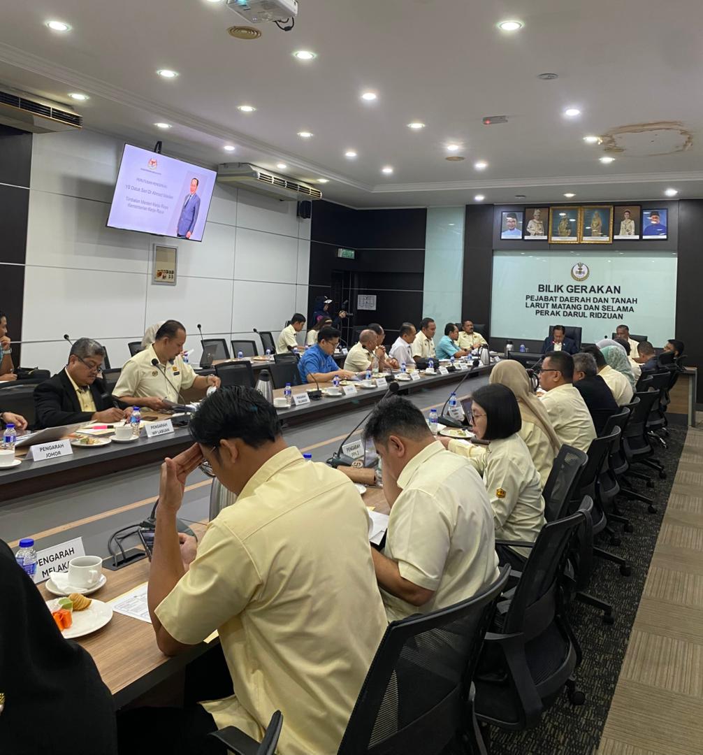 UPPPCpab's tweet photo. 19.5.26 Telah berlangsung satu Mesyuarat Pemantauan Projek Pembinaan Infra Rakyat Kementerian Pelanggan Bilangan 2 Tahun 2026 yg dipengerusi oleh YB Datuk Seri Ahmad Maslan, Timbalan Menteri Kerja Raya di Taiping, Perak.
@IPJKR_Official 
@TkpkrBangunan
@JkrMaria 
@JKRCPAB
#IamJKR https://t.co/bGBVce4dOV