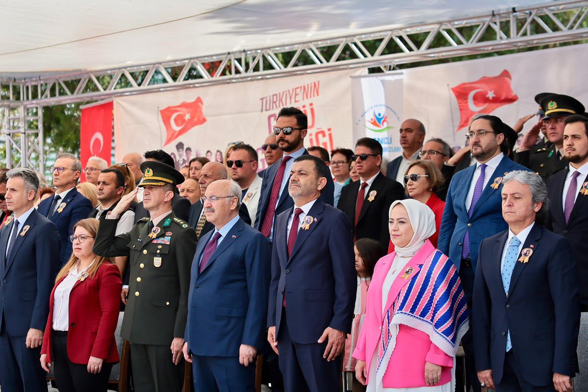 SemaSilkin's tweet photo. 19 Mayıs Atatürk’ü Anma Gençlik ve Spor Bayramı Kutlu Olsun 🇹🇷

Kutlama törenleri vesilesiyle performanslarını izlediğimiz şehrimizin ödüllü sporcularını tebrik ediyorum. https://t.co/EGXwAd3xSD
