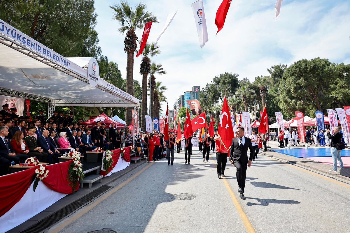 SemaSilkin's tweet photo. 19 Mayıs Atatürk’ü Anma Gençlik ve Spor Bayramı Kutlu Olsun 🇹🇷

Kutlama törenleri vesilesiyle performanslarını izlediğimiz şehrimizin ödüllü sporcularını tebrik ediyorum. https://t.co/EGXwAd3xSD