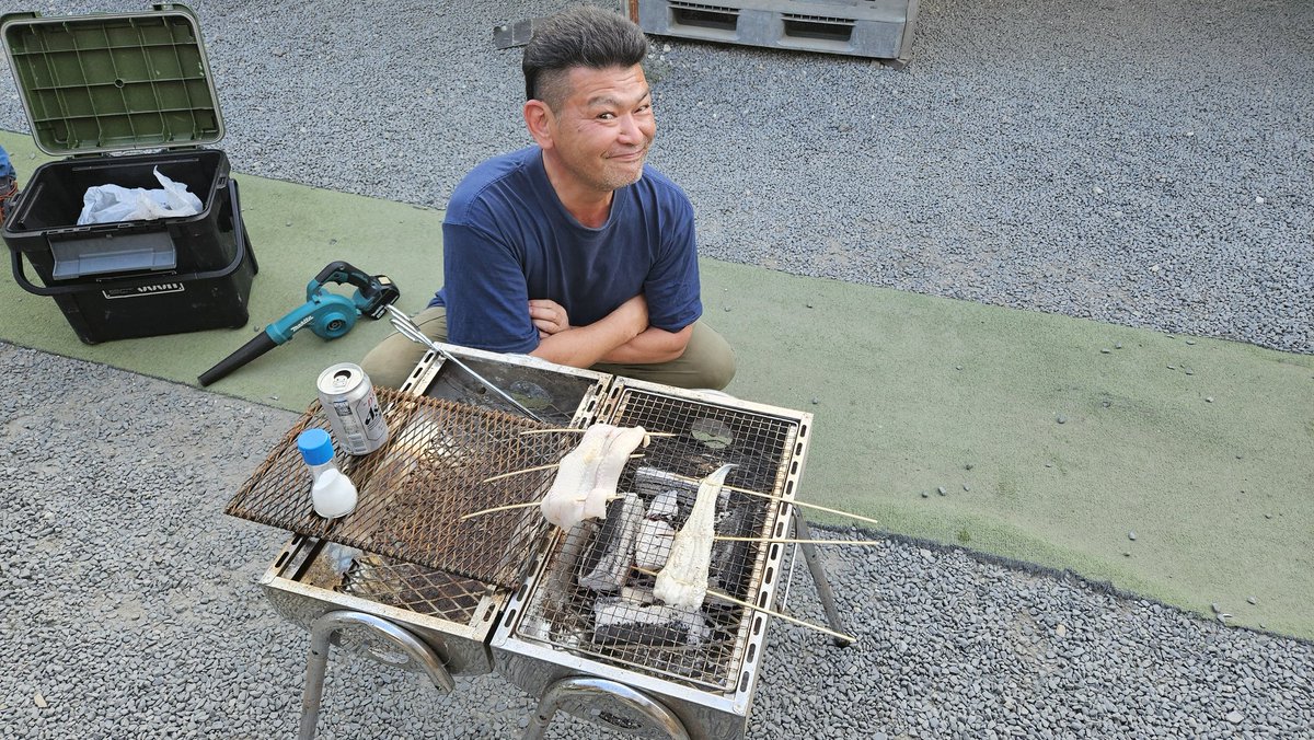 Tsuku_Saba's tweet photo. おさかな市場で買った食材で海鮮バーベキュー！
アナゴの炭火焼き激ウマ。

カツオ買ってきたんですけど冷えプレートに盛り付けるとずっと冷たいまま食べられる事に気が付きました。

あー
良い1日です✨ https://t.co/eZPWJnTbcZ