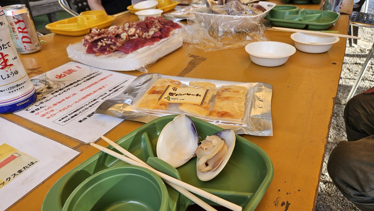 Tsuku_Saba's tweet photo. おさかな市場で買った食材で海鮮バーベキュー！
アナゴの炭火焼き激ウマ。

カツオ買ってきたんですけど冷えプレートに盛り付けるとずっと冷たいまま食べられる事に気が付きました。

あー
良い1日です✨ https://t.co/eZPWJnTbcZ