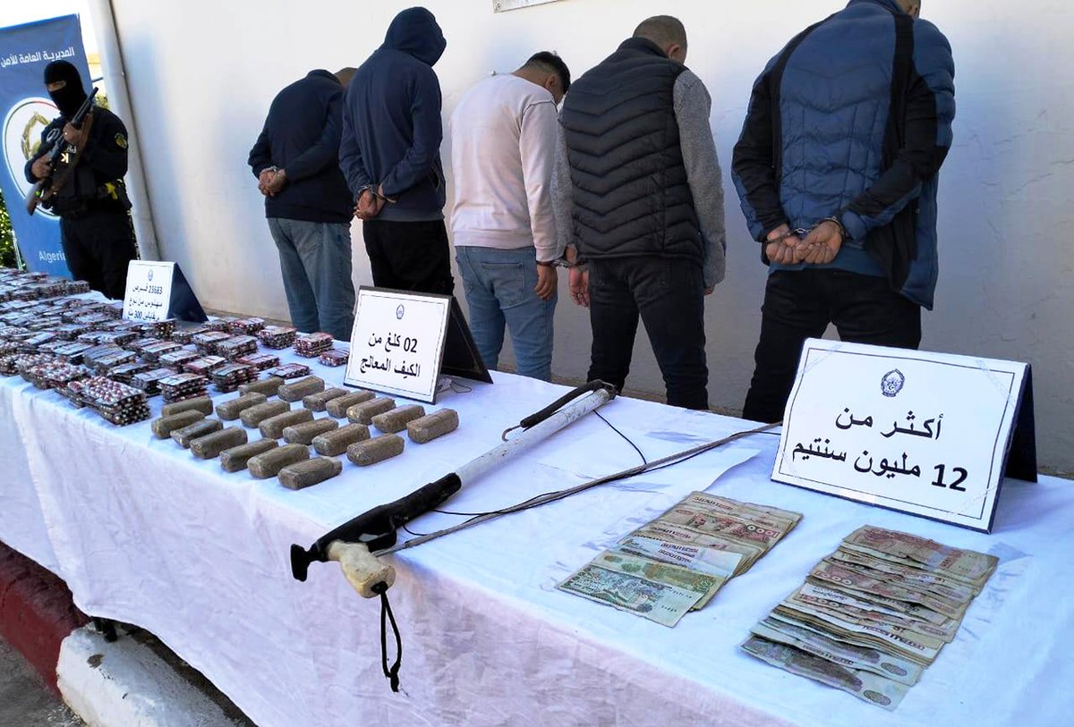 AlgeriePolice's tweet photo. #شرطة #سيدي_بلعباس تفكك شبكة إجرامية منظمة مختصة في تنظيم رحلات الهجرة غير الشرعية وتحجز 23683 كبسولة من المؤثرات العقلية، 02 كلغ من المخدرات، قارب، معدات وأغراض تستعمل في الهجرة غير الشرعية مع استرجاع مبلغ مالي و(01) مركبة. https://t.co/4OmHd3Qp1A