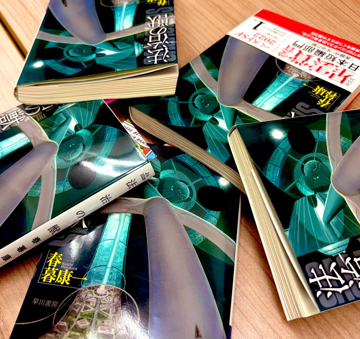 Reading_gays's tweet photo. 5/9の #読書会 は #春暮康一 #法治の獣 (2022 ハヤカワ文庫JA)。映画『プロジェクト・ヘイル・メアリー』に感化された選書。ハードSFな作中の未知の造形描写や独特の文体に苦戦しつつ、気づいたら世界観にどっぷり。SFだからこそ味わえる情景と、「生き物としての知性」という概念にも納得できそう🌏 https://t.co/NbsMWAmayG