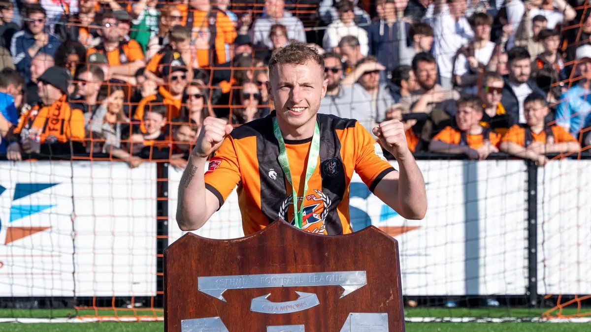 wellingunited's tweet photo. Did someone order a League winner? 

We are delighted to announce the signing of Ryan Kingsford! 🔴⚪️

Here’s what Maxy had to say:

“A Huge signing for us!” Said Maxy.

“Ryan , a player I worked with at Sittingbourne went onto Ramsgate and Folkestone - winning the league with them last season.

“He’s quality, simple as that. Intelligent, technically excellent and knows what I expect and think of him.

“He’s come here determined and at 24 the best is still ahead of Ryan and I’m keen to get more out of him! 

“He’s got a great attitude and he’s another player with the DNA and personality that we require at the club now.

“I’m delighted to have him here.”

#WeAreWings🪽