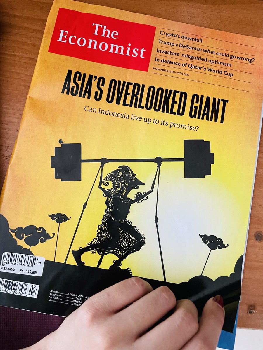 mcitraningrum's tweet photo. Aku tu suka baca @TheEconomist (objectively) karena 3 hal:

1️⃣ Mereka emang suka anonim, alias nggak pake atribusi penulis. Tapi ya ada yg disclose juga seperti Aaron ini :)

Nulis anonim gini membuat semua artikel koheren baik kedalaman, tone, sampai positioning. Kudengar mereka debat dulu sebelum nulis 🤣

2️⃣ Dia itu newspaper tapi majalah. Haha gimana coba? 

Ada sejarahnya sih, tapi filosofinya mereka itu ya mengabarkan news dengan cara mereka. Bahwa news bukan kejadian sejam atau kemarin aja (mereka terbit mingguan) dan fokus ke W bukan when melainkan why dan what it means.

Jadi level analisisnya mendalam, ada konteks makro dan interdisipliner.

3️⃣ Renyah banget gitu tulisannya (kriuk!), dan sering diselipin humor seperti pun (permainan kata-kata). 

Referensi tulisan mereka ya Walter Bagehot (editor 1861-1877). Bapak ini bukunya The English Constitution diajarin ke calon raja & ratu Inggris.

Covernya juga bagus-bagus, dan cara visualisasi datanya yg ciamik tu aku pelajari loh (ada tutorialnya di YT).

— oh ya, mereka “penganut” liberalisme klasik ya, dan mereka unapologetic about it. 

Pak Prabowo dan Pak Ganjar pernah diundang nulis juga kok :)

Artikel heboh ini kalo dibaca woles, menurutku nggak tendensius. Nggak cuma pake data dikit, analisis dan rekomendasinya juga programatik dan ke leadership decision, bukan personal.