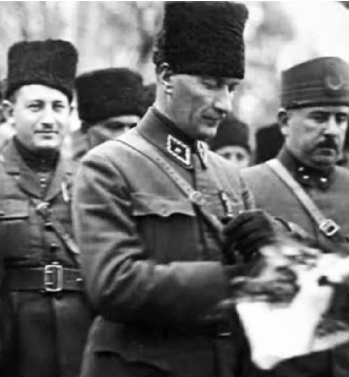 Batuhant43's tweet photo. Tüm umutlar tükenmiş ve kara bulutlar Anadolunun üzerini tüm kasveti ile kaplamışken,umudu, inancı, kararlılığı ve cesareti tüm Anadoluya yaymayı başaran  Atatürk, 19 Mayıs 1919’da Samsun’a sadece ayak basmakla kalmamış,  mucizevi kurtuluşun ve kuruluşun da ilk adımını atmıştır. https://t.co/C9GIR2QS0V