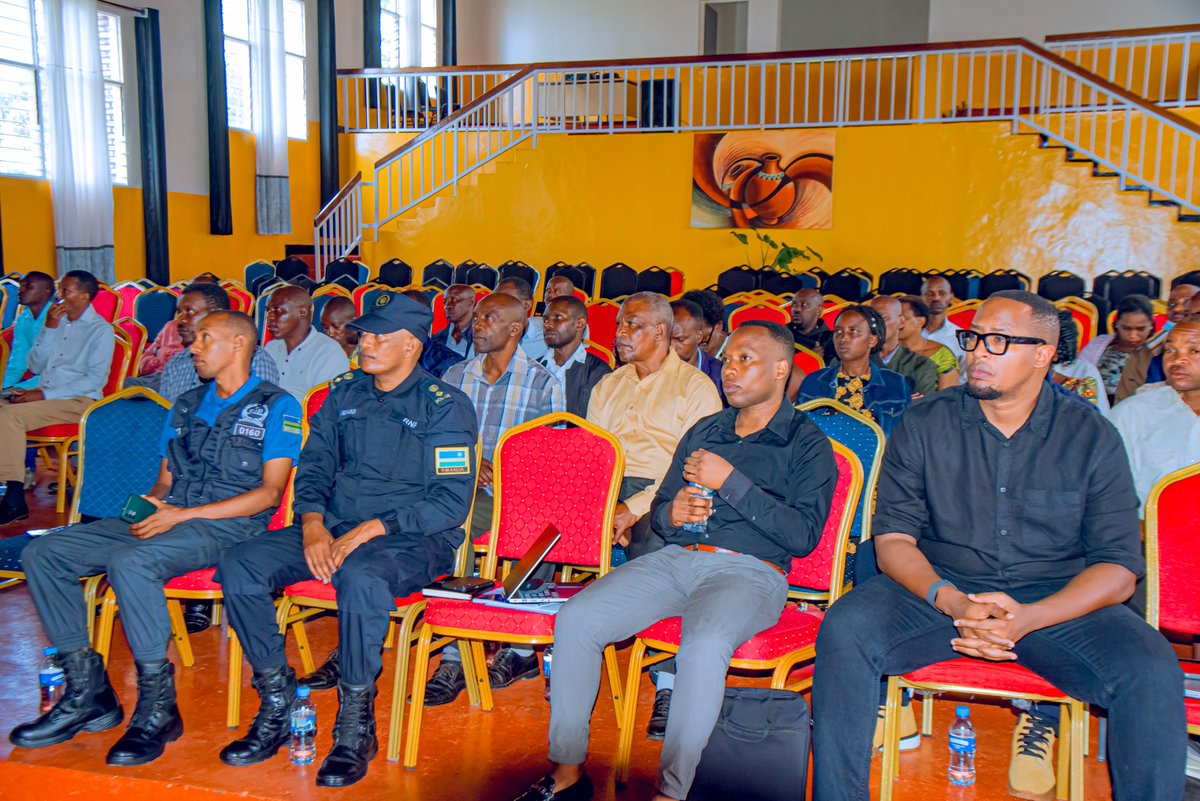 NgomaDistrict's tweet photo. Umuyobozi w'Akarere wungirije ushinzwe iterambere ry'ubukungu @MapambanoN yakiriye itsinda ry'abasenateri @Dr_Uwamariya na @ProfDusingizem1 bagize Komisiyo y'imibereho myiza,uburezi,ikoranabuhanga n'urubyiruko muri @RwandaParliamnt barimo kuganira ku ihangwa ry'umurimo mu Karere. https://t.co/00J3nnNXc8