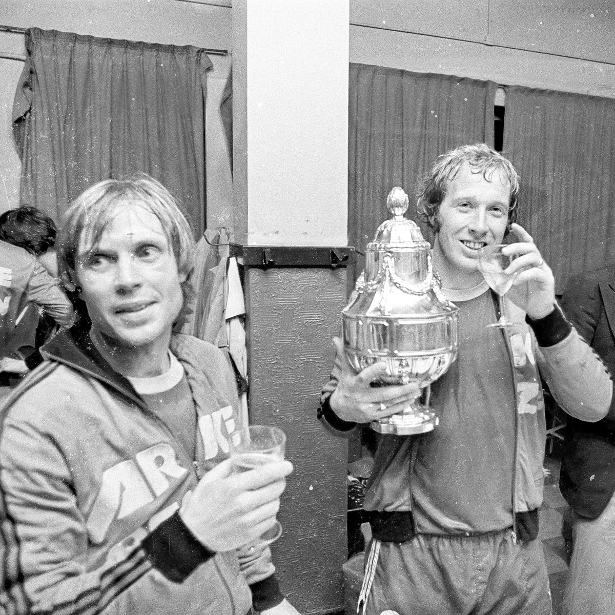 fctwente's tweet photo. ⚽️ 𝐎𝐩 𝐝𝐞𝐳𝐞 𝐝𝐚𝐠 𝐢𝐧 𝟏𝟗𝟕𝟕… 

🏆 𝙵𝙲 𝚃𝚠𝚎𝚗𝚝𝚎 𝚠𝚒𝚗𝚝 𝚍𝚎 𝙺𝙽𝚅𝙱 𝙱𝚎𝚔𝚎𝚛 

🎞️ https://t.co/ySps78qFbn

#FCTwente https://t.co/NTI3bLOapq