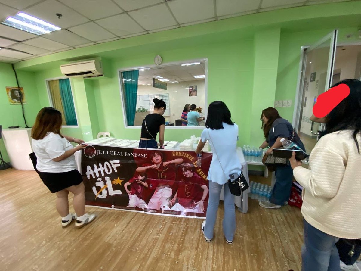 zeearchive__'s tweet photo. its been a year na rin pala since yung first ever sentimental project mo @JLGlobalFanbase 🫶🏼 we really love volunteering for u :)) 

seeing the smiles through the faces of the children of child haus was one of the best highlight of this project. 🫶🏼 https://t.co/nAevBNkO06