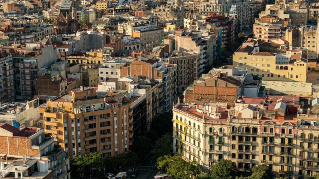GrupoATValor's tweet photo. La inversión inmobiliaria en España acelera su crecimiento y apunta a superar los 20.000 millones en 2026
https://t.co/L0lTqjfEZu

☎️900 869 595          
📧info@grupoatvalor.com          
🌐https://t.co/P7IdMpaasd https://t.co/TobDS4T4wq