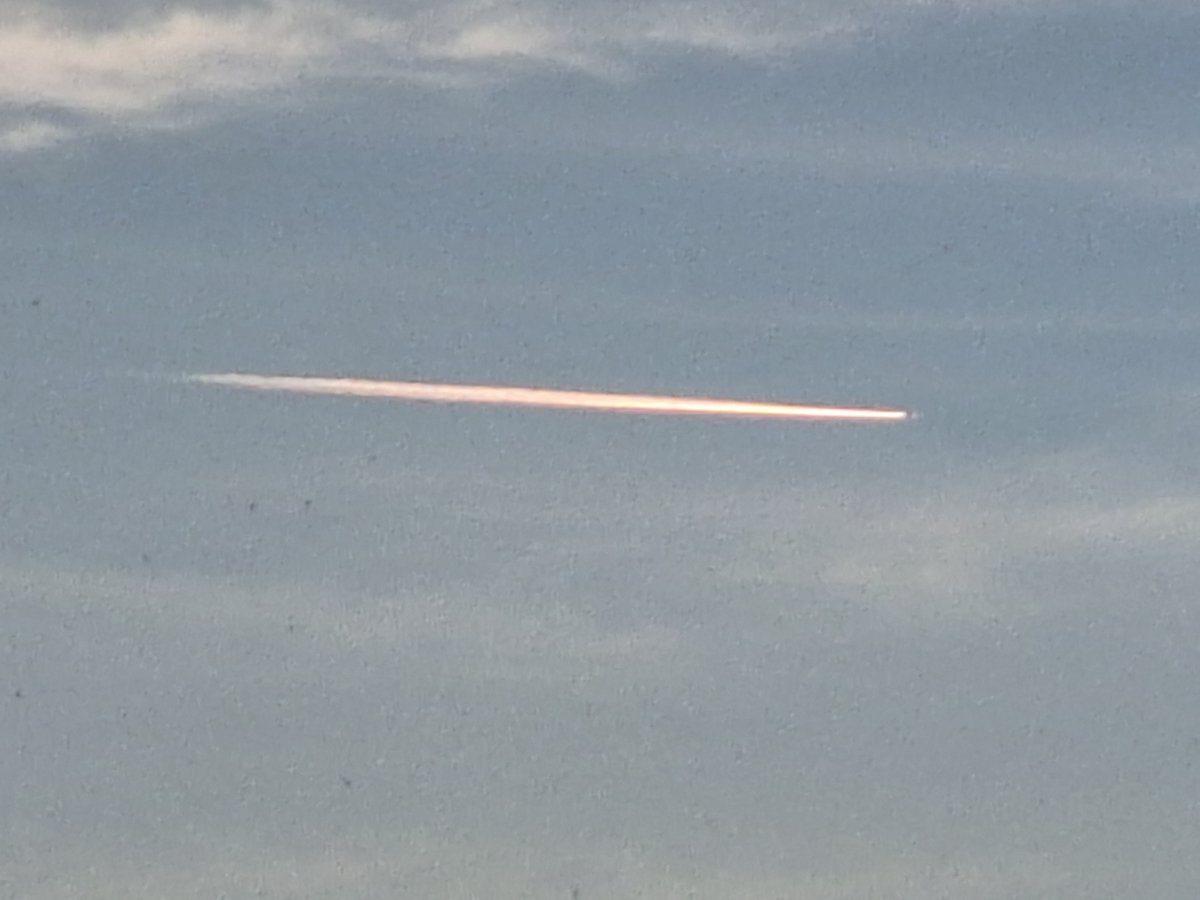 shida20000523's tweet photo. 空はロマンある
飛行機なのか分からんがなんか飛んでる。 https://t.co/dAJvKgGMWp