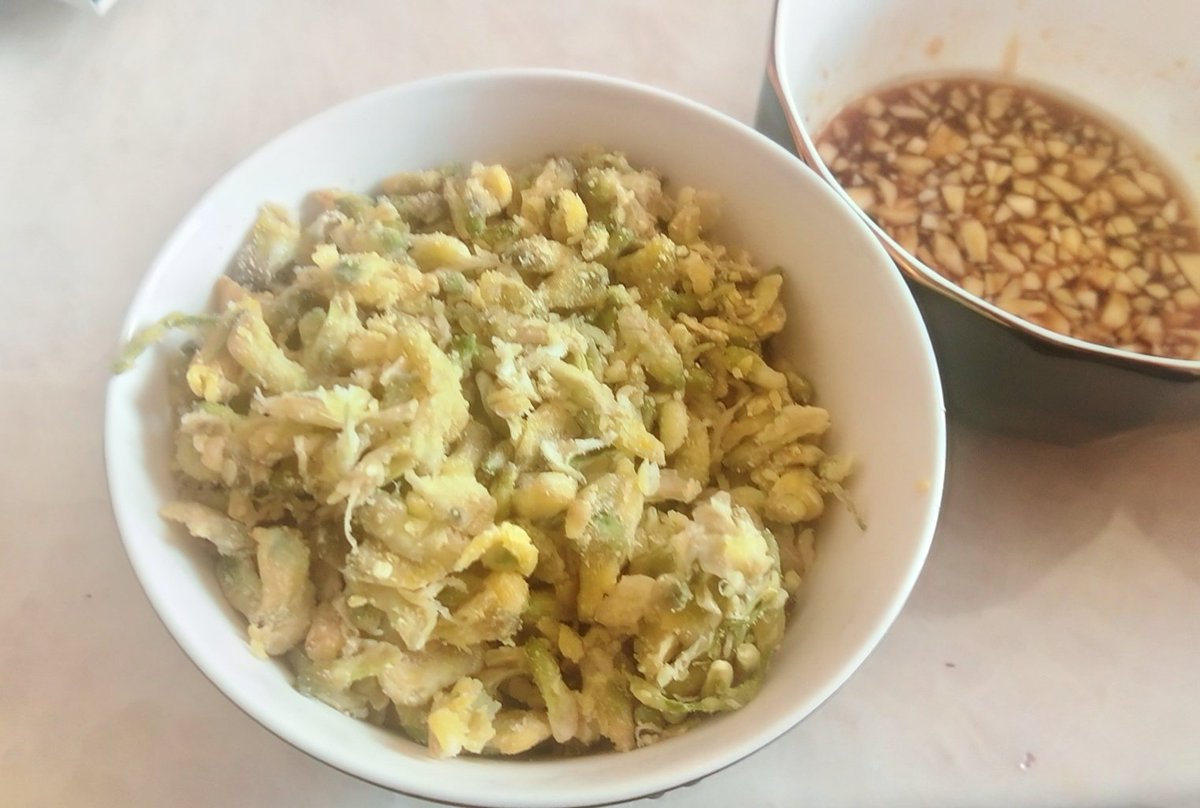 Connie_is_lucky's tweet photo. 回忆春日的甜,是一碗槐花香。The sweetest spring memory, is a bowl of black locust blossom fragrance.#ChineseHomeCooking #HomemadeFood https://t.co/RRq9Z3xSzo