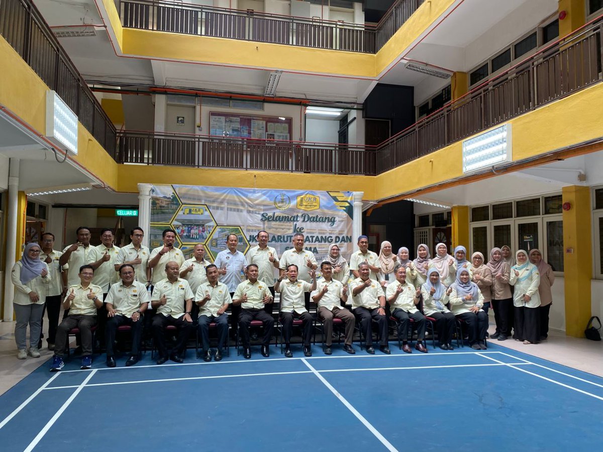 UPPPCpab's tweet photo. Mesyuarat ini diadakan bg memastikan projek pembangunan fizikal sentiasa dipantau rapi kerana Jabatan amat memandang serius isu kelewatan pelaksanaan projek-projek pembangunan. KKR melalui JKR komited memperbaiki metodologi perancangan, pelaksanaan &amp; pemantauan projek berterusan. https://t.co/IDh1keH0Zr