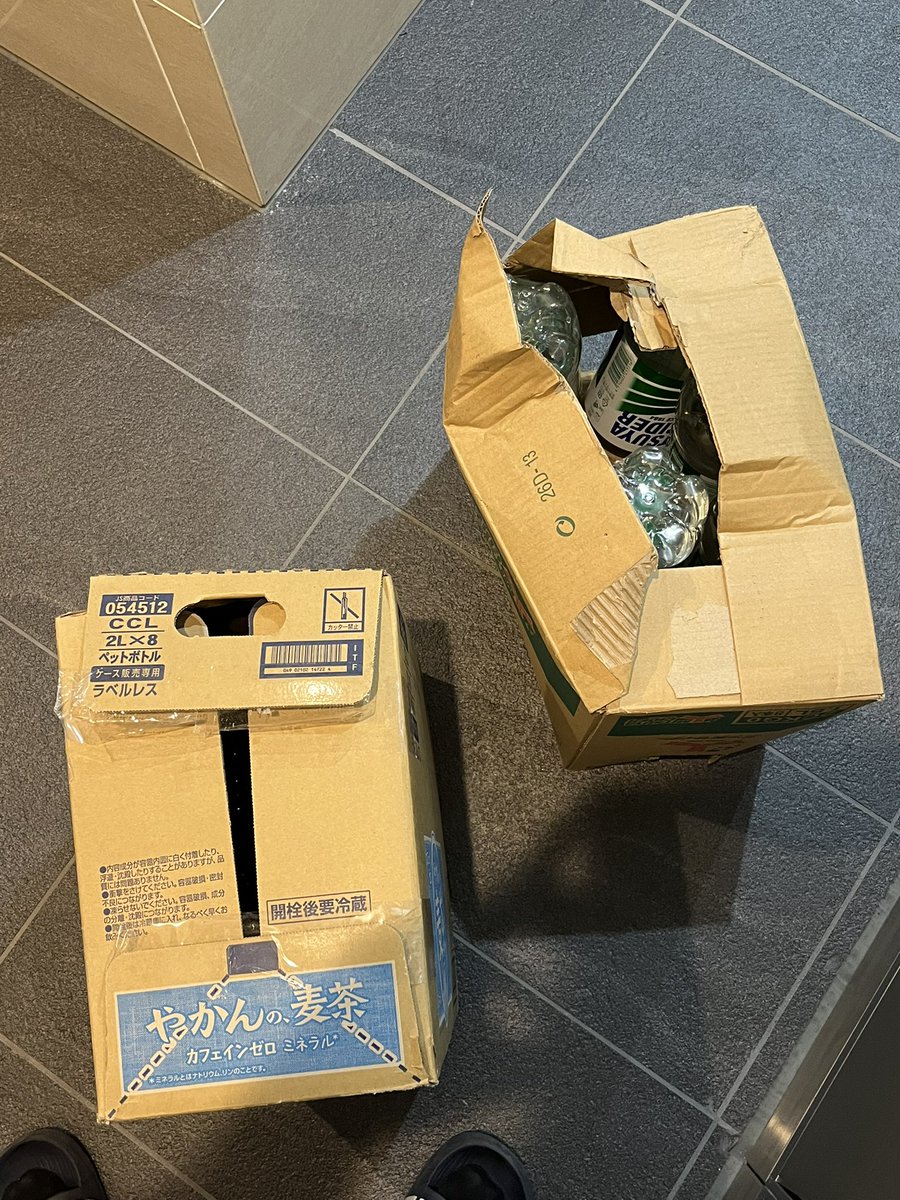 XilymilX's tweet photo. 宅配ボックス開けたらこれやってんけど
Amazon終わってるわマジで
どんな運び方したらこーなんねん
@AmazonJP https://t.co/IBYmXHhCHO