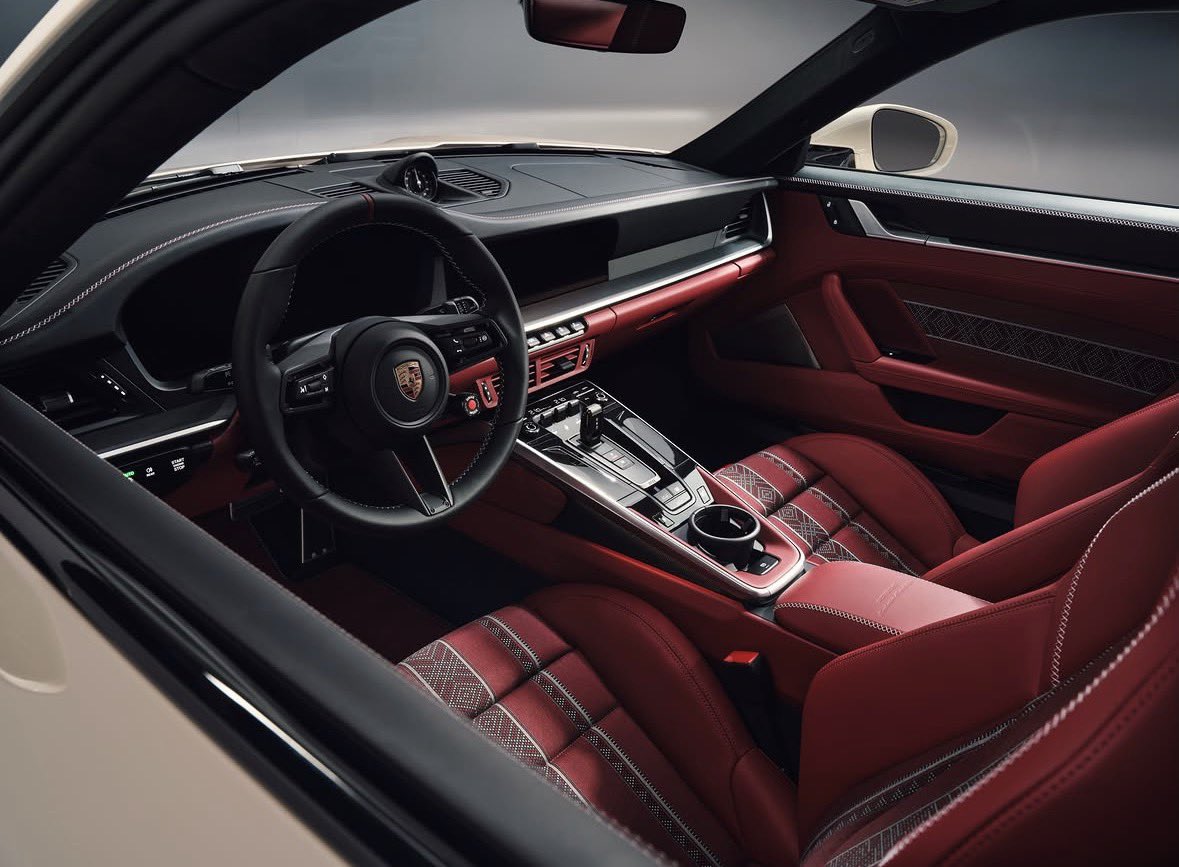 MotorDealsq8's tweet photo. بورشه 911 توربو إس 🇩🇪🇰🇼

إصدار مستوحى من فن السدو، وأول فئة خاصة للكويت… محدودة بـ 20 سيارة فقط.

تمزج بين تراث الكويت وفن الصناعة الألمانية، بتفاصيل فاخرة تعكس الهوية والندرة في كل زاوية.

قطعة نادرة لعشّاق الاقتناء، وجت احتفالاً بمرور 70 سنة لبورشه في الكويت 🇰🇼 https://t.co/cBsMMtEOFc