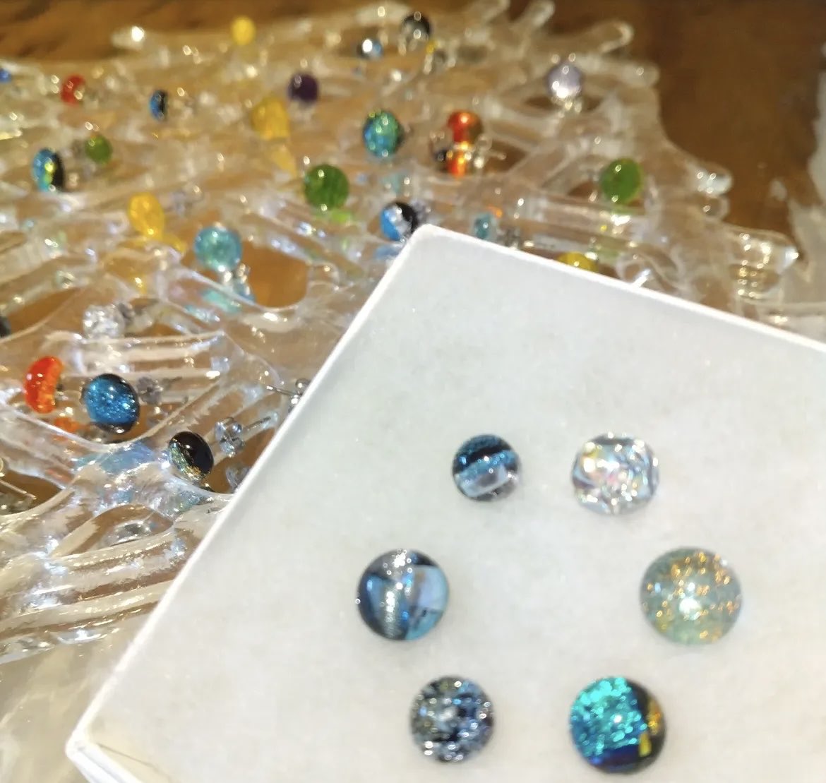 fukumuraglass's tweet photo. 工房公開の3日間はお天気にも恵まれ、
たくさんのお客さまにお越しいただきました。誠にありがとうございました。
遠方から足を運んでくださった方も多く、
スタッフ一同、感謝の気持ちでいっぱいの
とても楽しい時間を過ごさせていただきました✨ https://t.co/NNnHSMjFuP